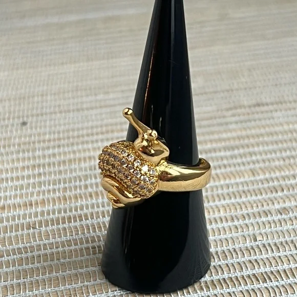 Adjustable pavé covered gold snail ring - Picture 2 of 5